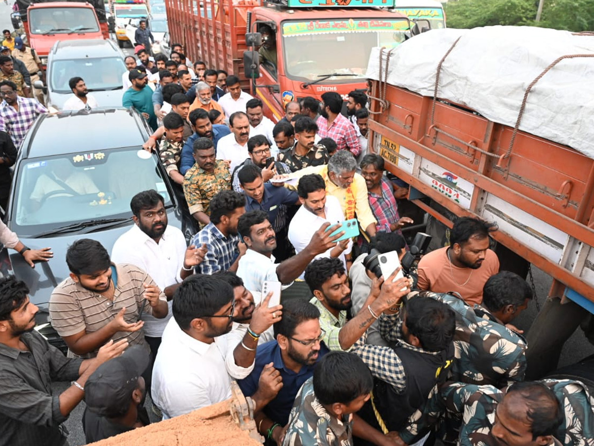 Police Stopped YS Jagan Convoy Going to SVIMS Hospital Photos 5