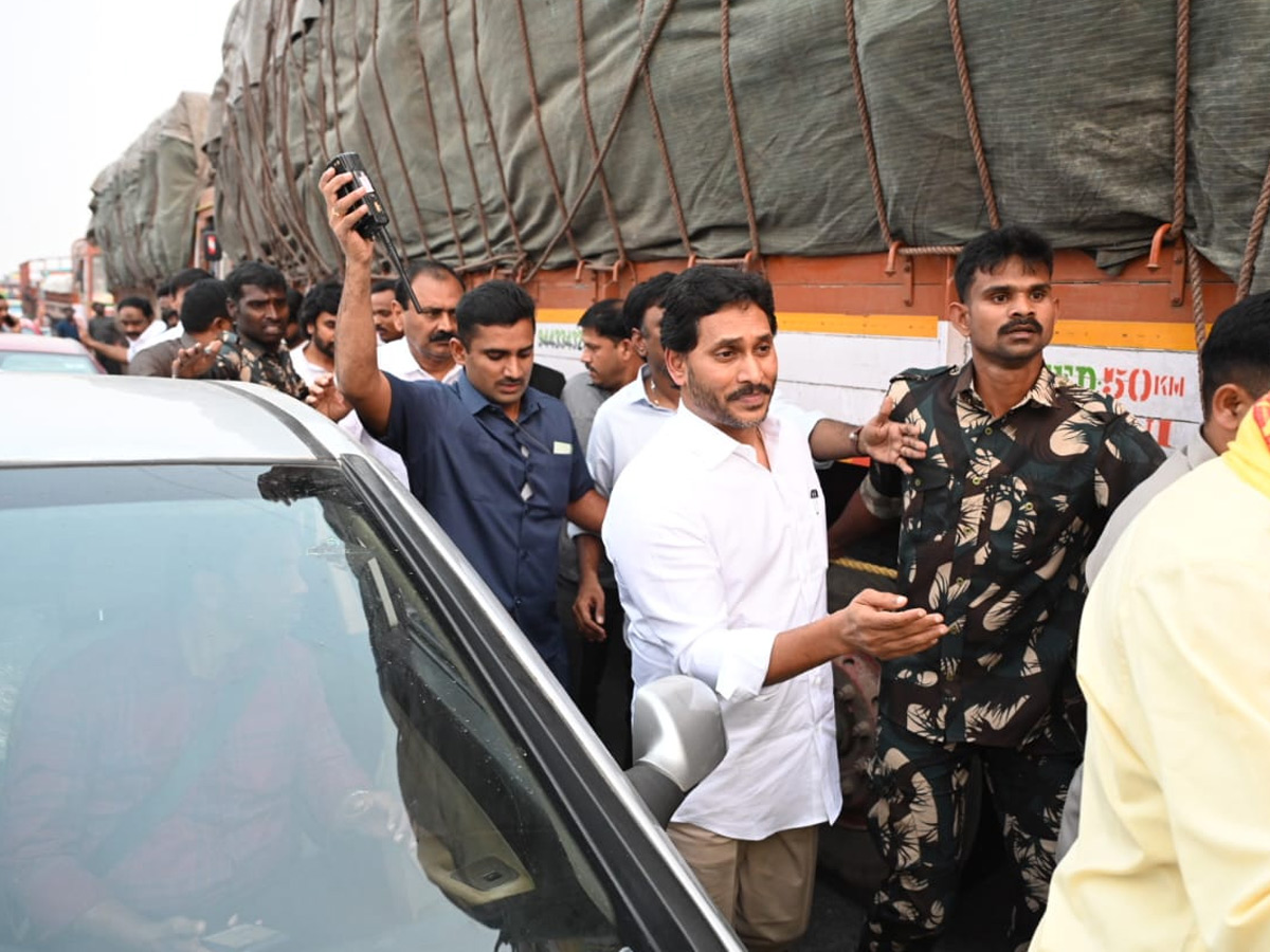 Police Stopped YS Jagan Convoy Going to SVIMS Hospital Photos 6