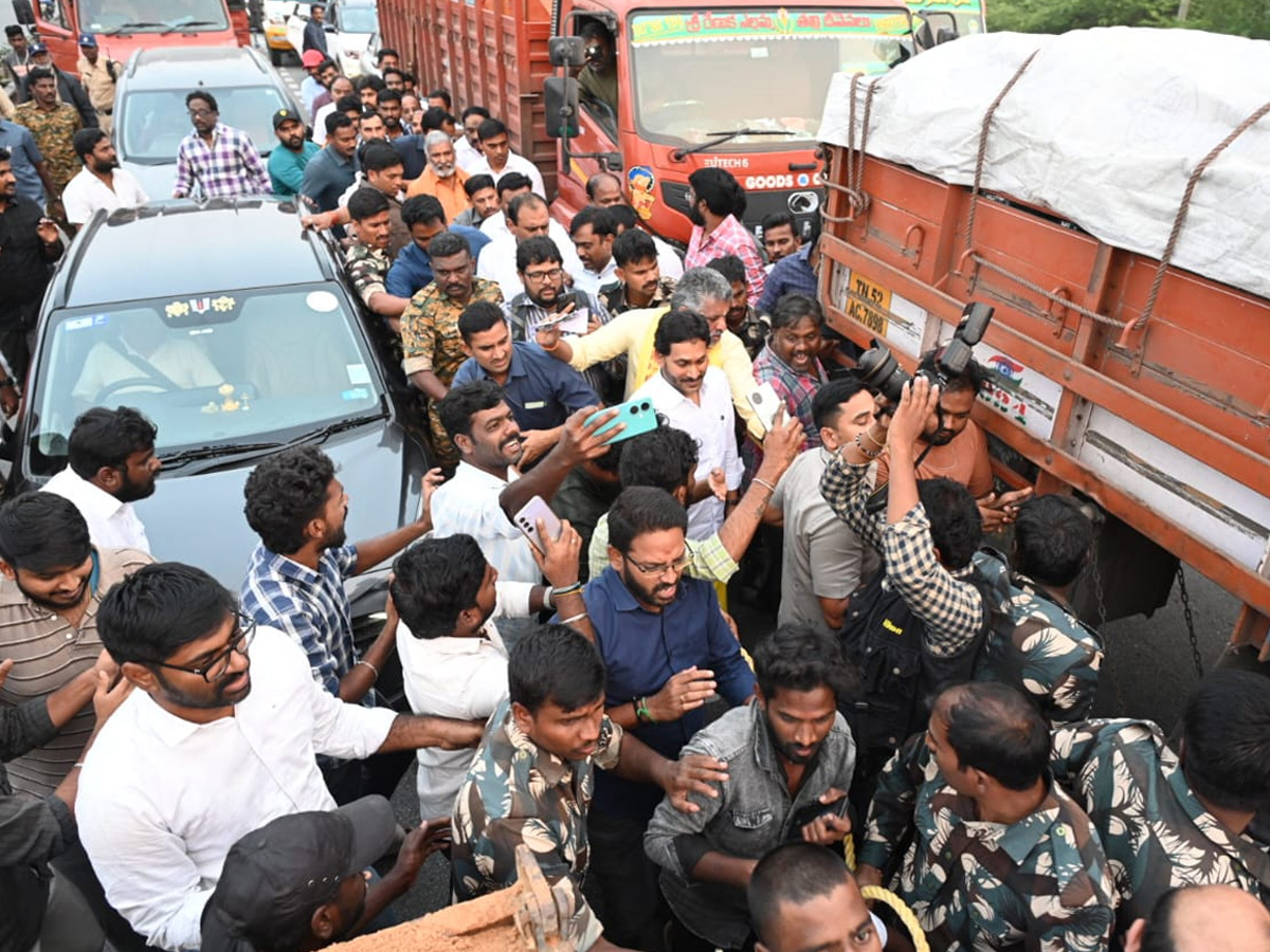 Police Stopped YS Jagan Convoy Going to SVIMS Hospital Photos 7