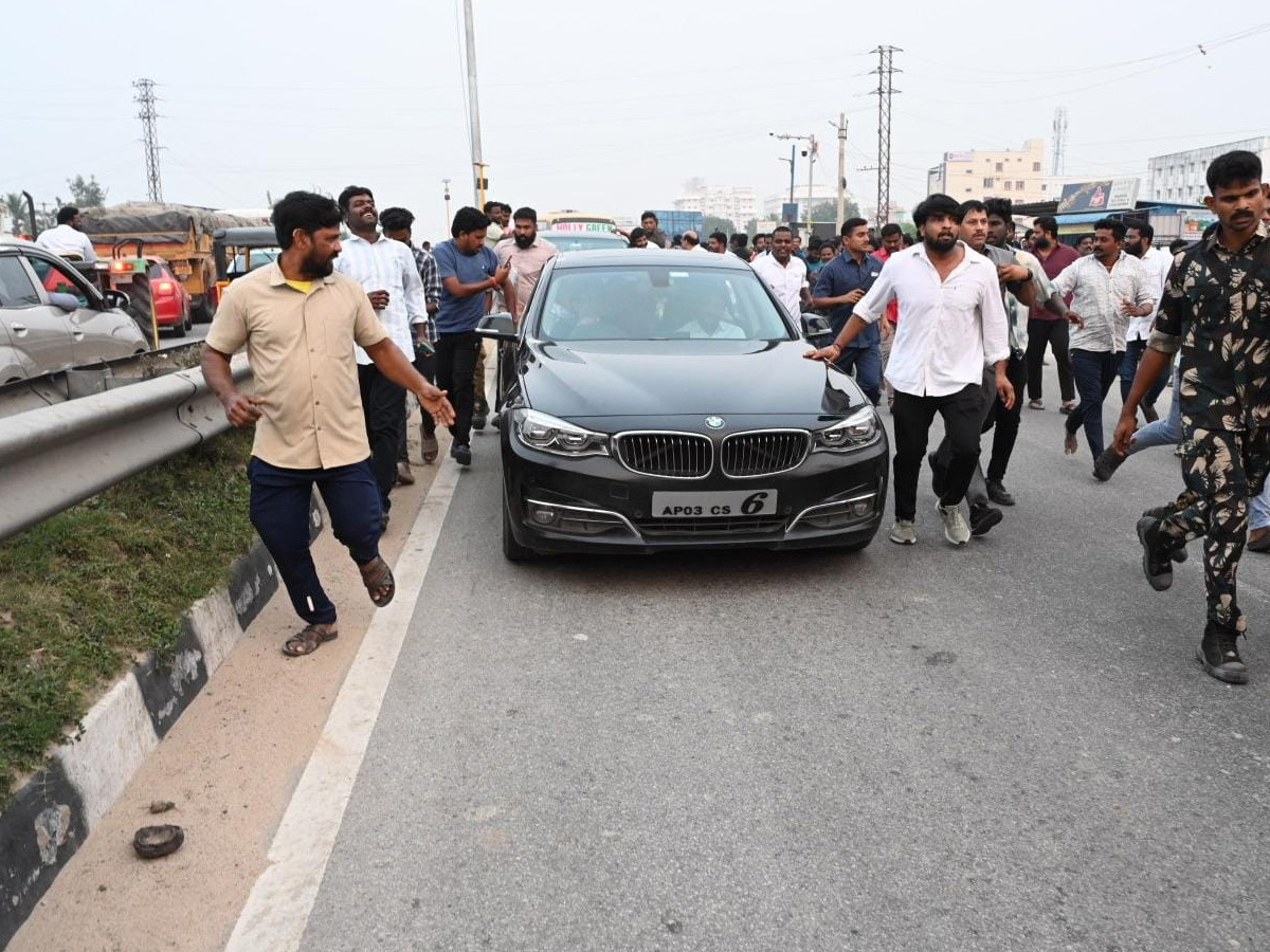 Police Stopped YS Jagan Convoy Going to SVIMS Hospital Photos 8