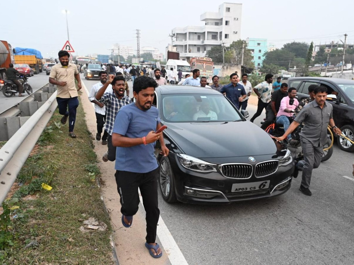 Police Stopped YS Jagan Convoy Going to SVIMS Hospital Photos 9