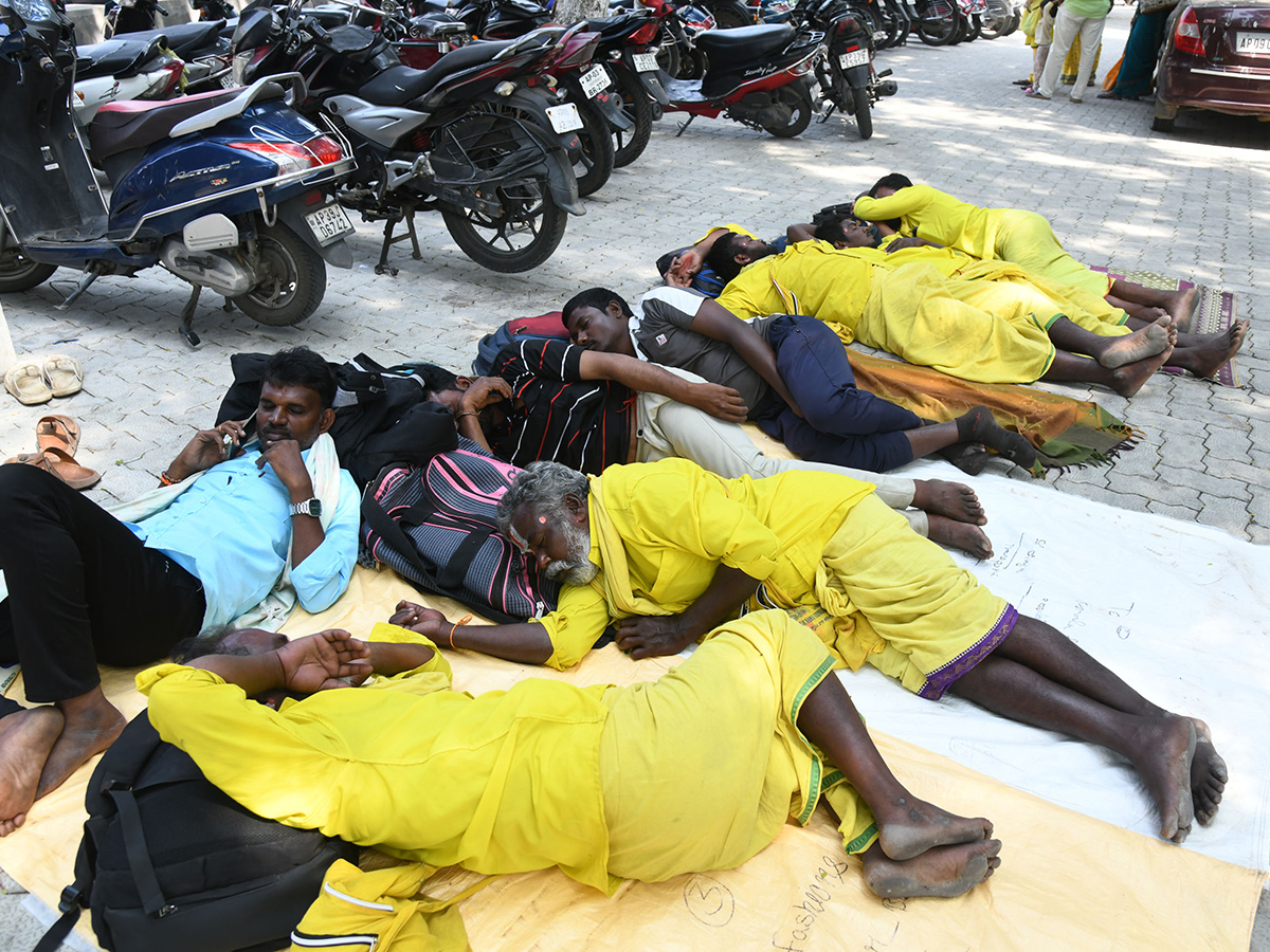 Tirupati Stampede At Least 6 Dead In Stampede At Tirupati Photos4