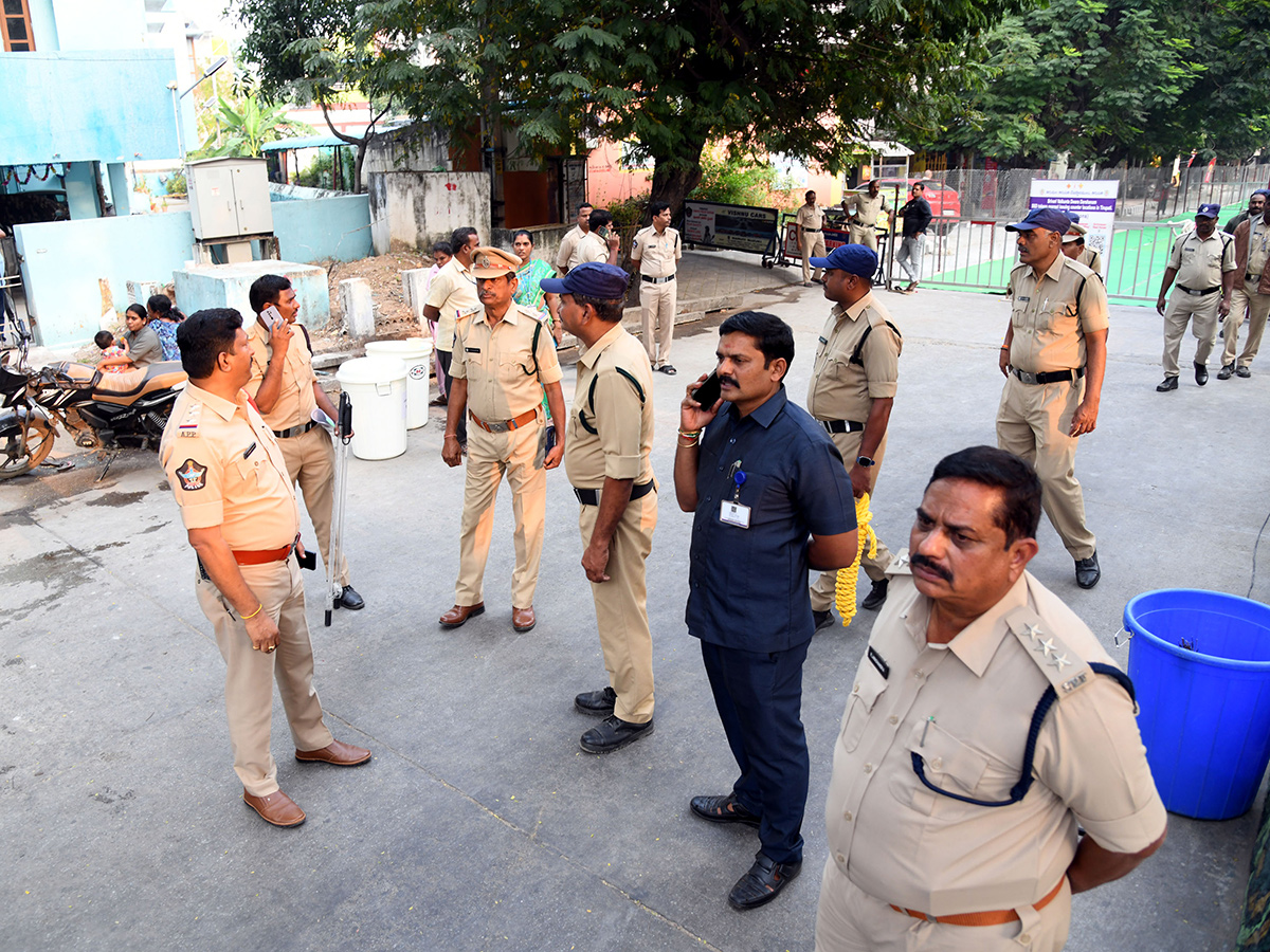 Tirupati Stampede At Least 6 Dead In Stampede At Tirupati Photos5