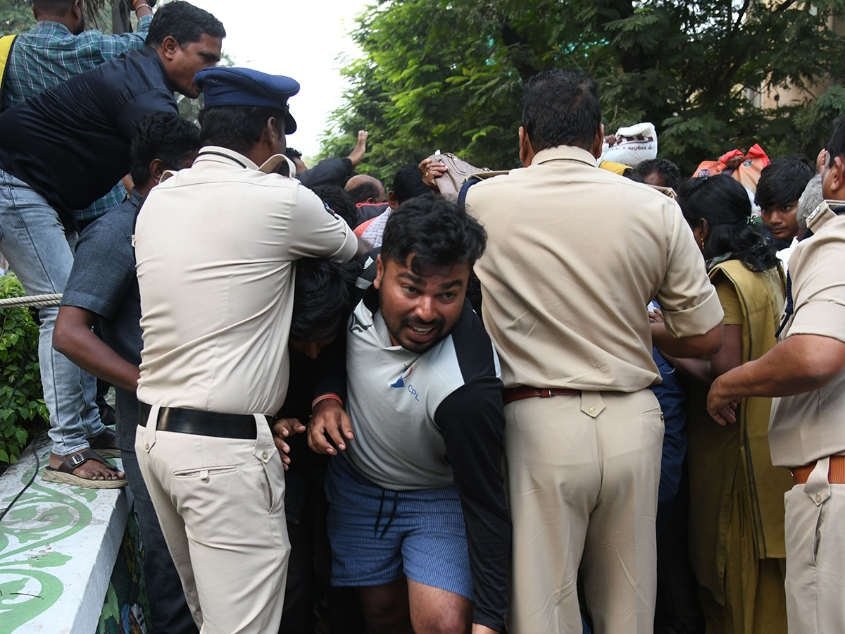 Tirupati Stampede At Least 6 Dead In Stampede At Tirupati Photos9