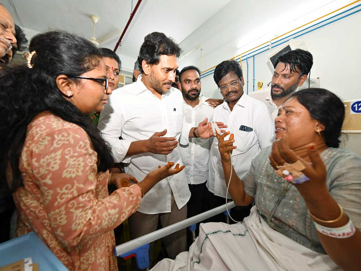 YS Jagan visit Tirupati Stampede Victims At Padmavathi Hospital Photos2