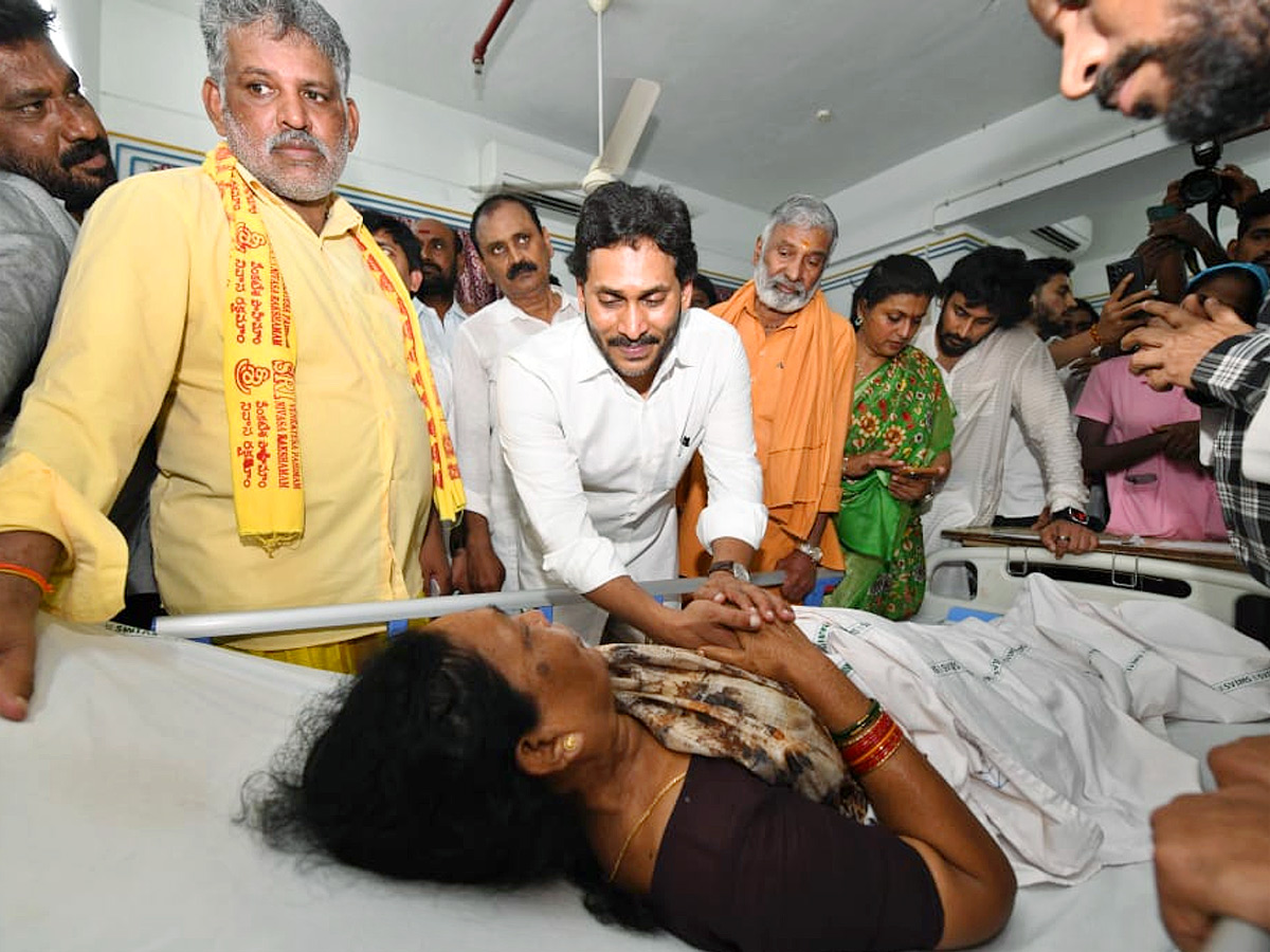 YS Jagan visit Tirupati Stampede Victims At Padmavathi Hospital Photos3