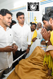 YS Jagan visit Tirupati Stampede Victims At Padmavathi Hospital Photos4