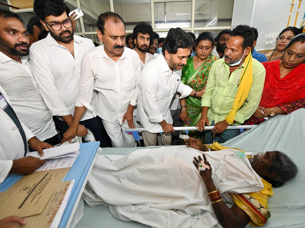 YS Jagan visit Tirupati Stampede Victims At Padmavathi Hospital Photos5