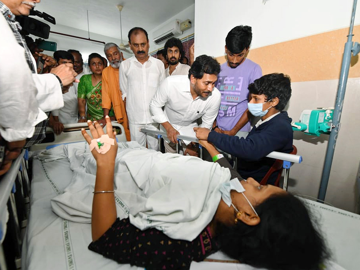 YS Jagan visit Tirupati Stampede Victims At Padmavathi Hospital Photos6