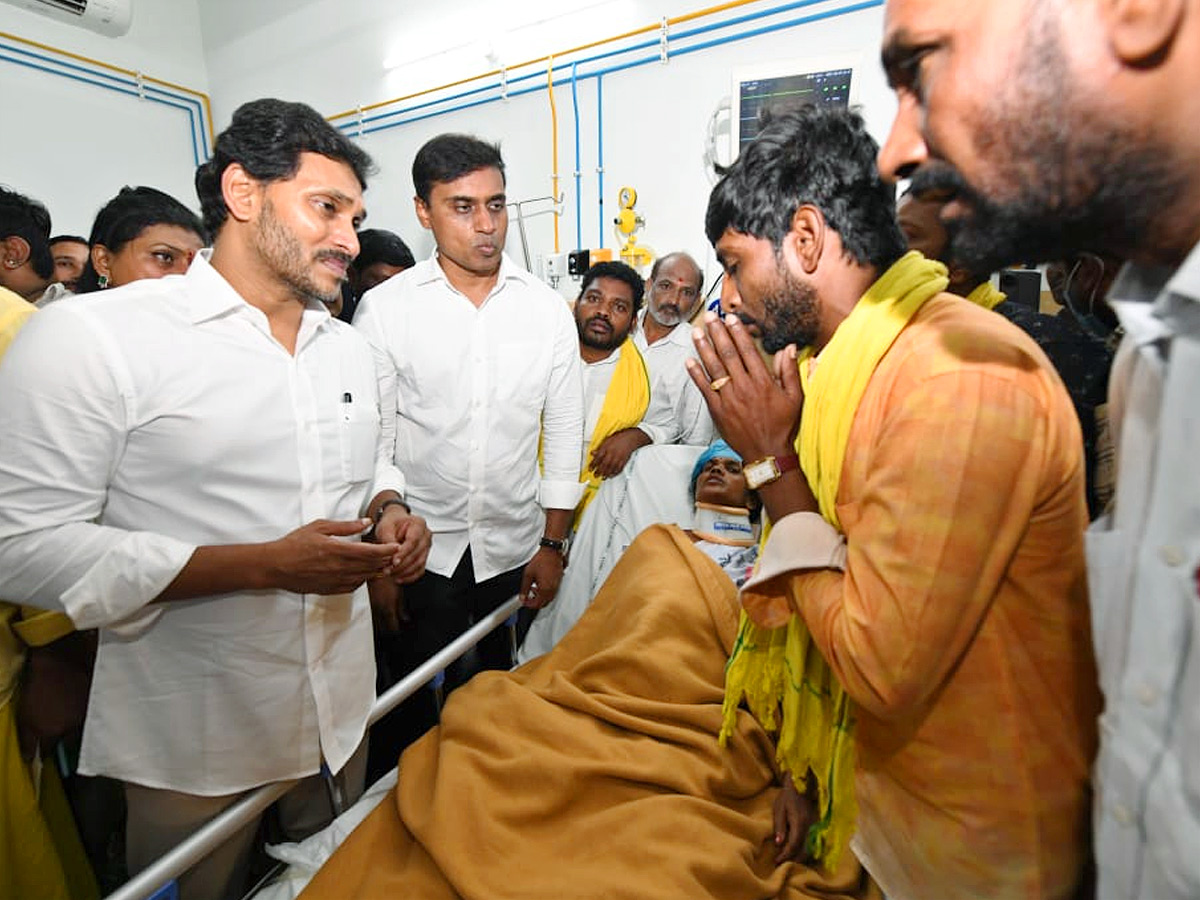 YS Jagan visit Tirupati Stampede Victims At Padmavathi Hospital Photos7