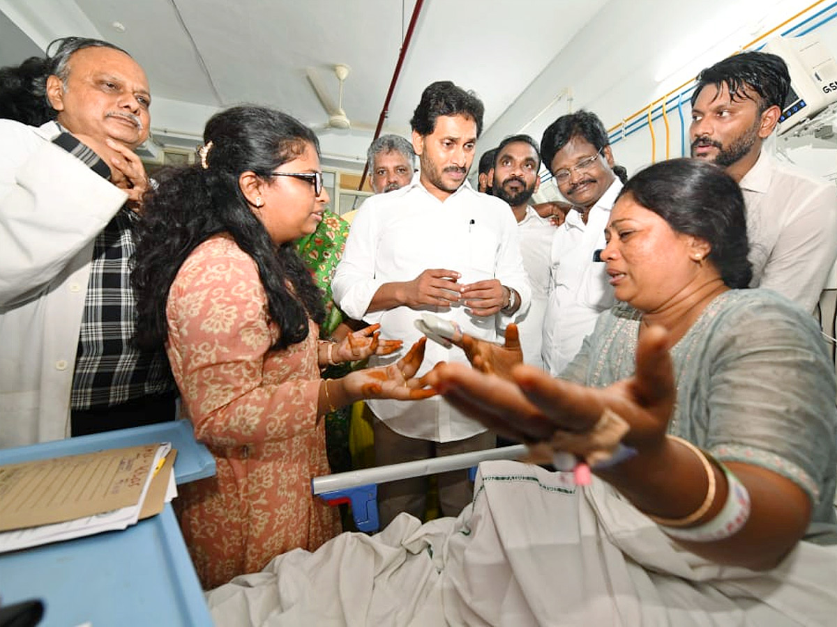 YS Jagan visit Tirupati Stampede Victims At Padmavathi Hospital Photos8