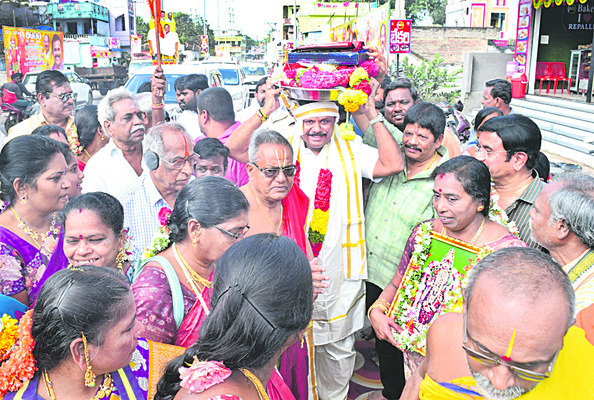 వాసవీ అమ్మవారికిప్రత్యేక పూజలు  
1