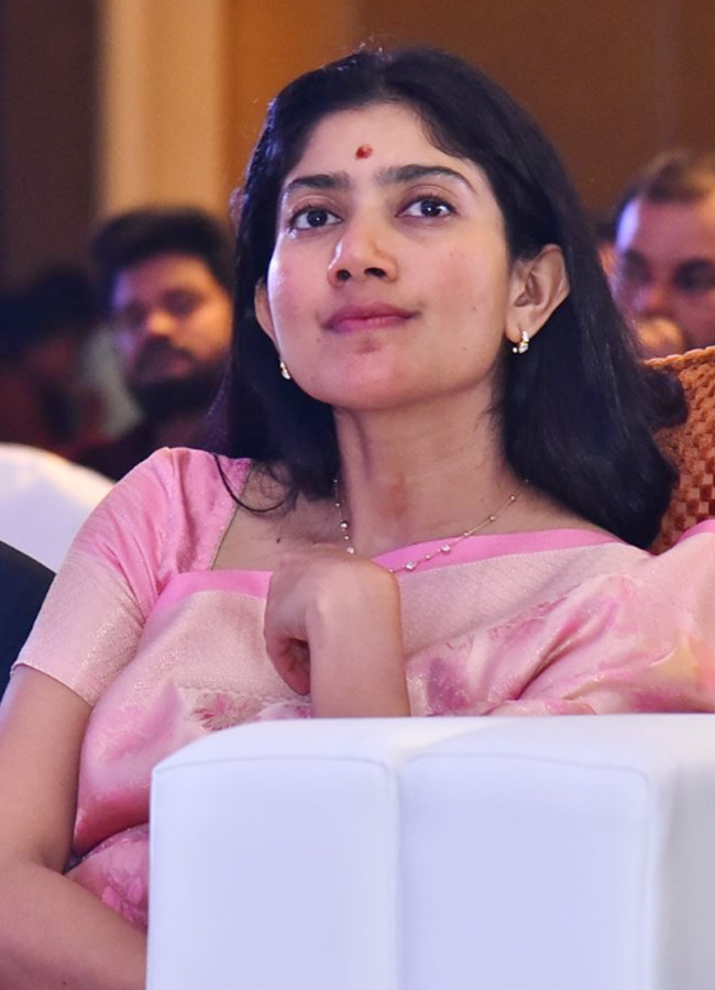 Thandel Actress Sai Pallavi Looks Simple and Beautiful5