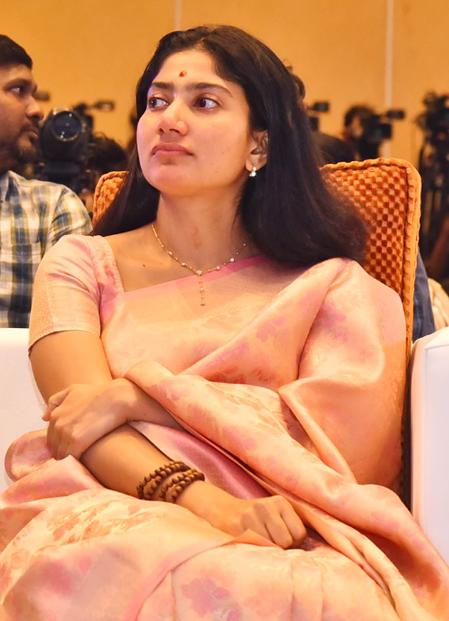 Thandel Actress Sai Pallavi Looks Simple and Beautiful8