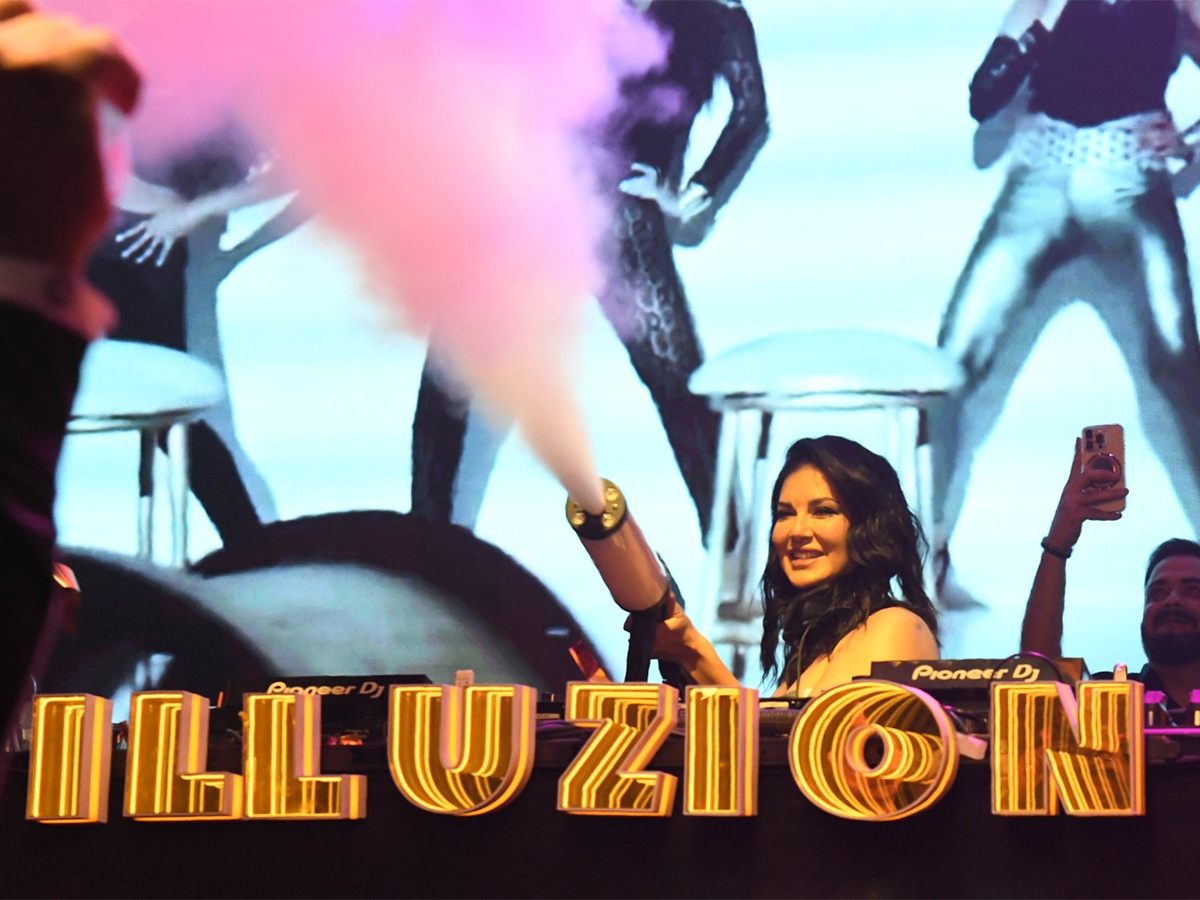 Sunny Leone Live Performence Hyderabad Photos11