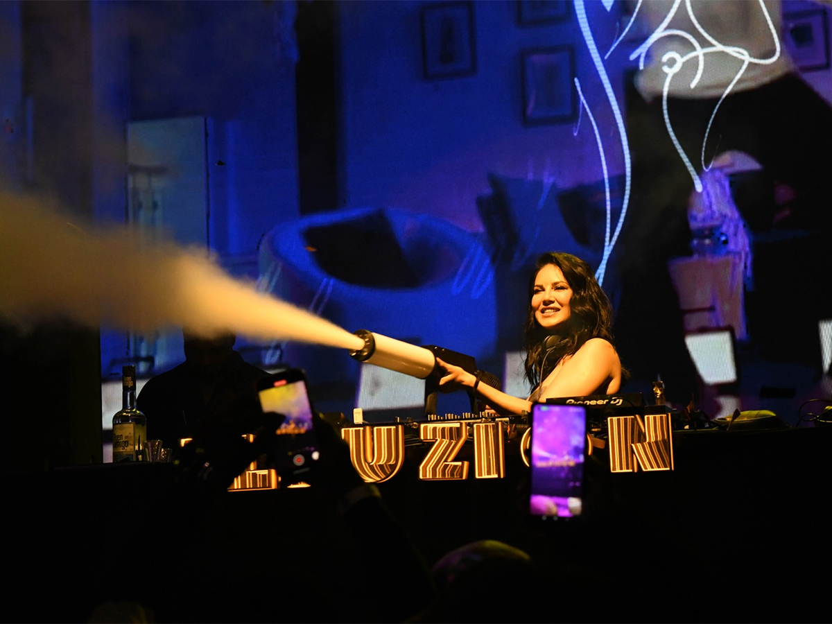 Sunny Leone Live Performence Hyderabad Photos13