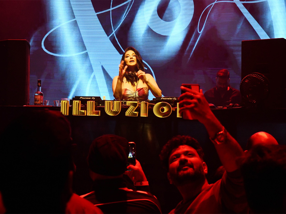 Sunny Leone Live Performence Hyderabad Photos14