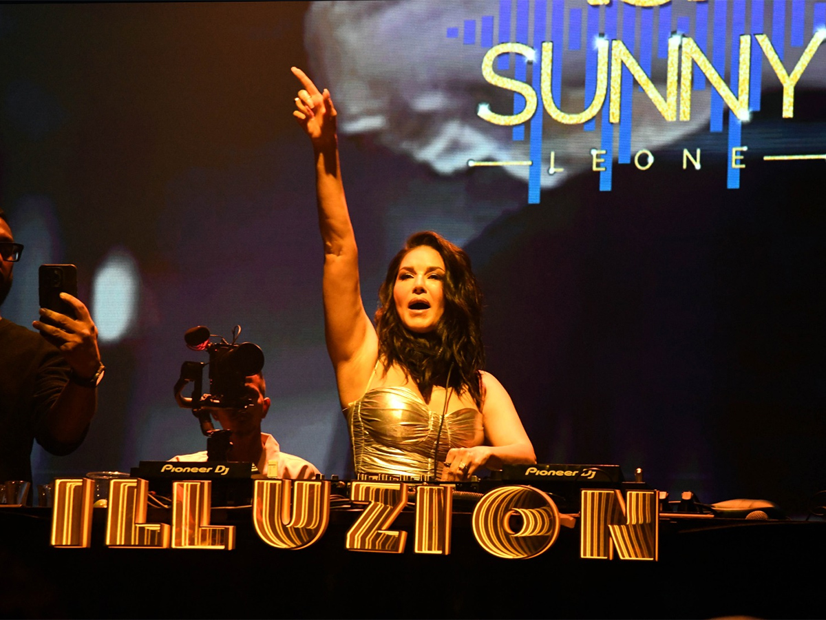 Sunny Leone Live Performence Hyderabad Photos3