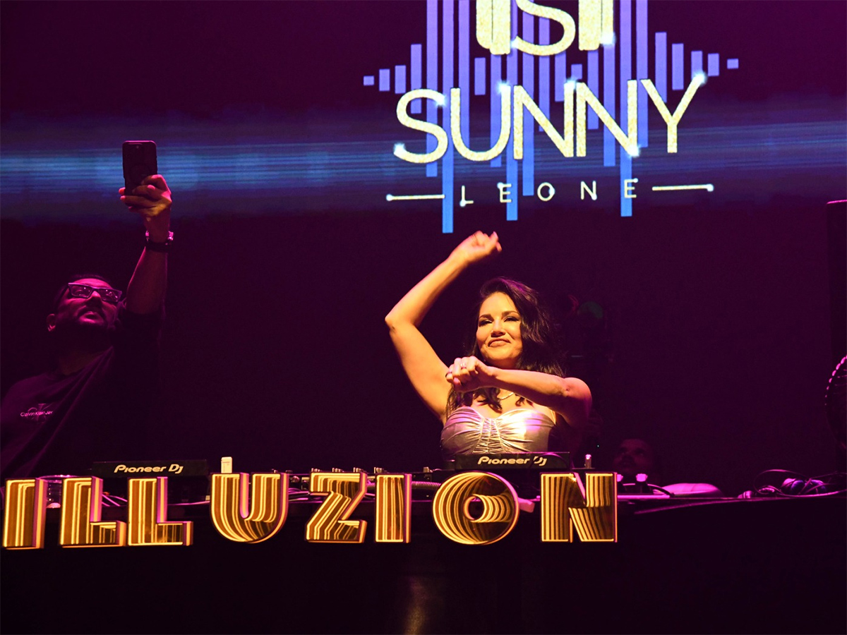 Sunny Leone Live Performence Hyderabad Photos5