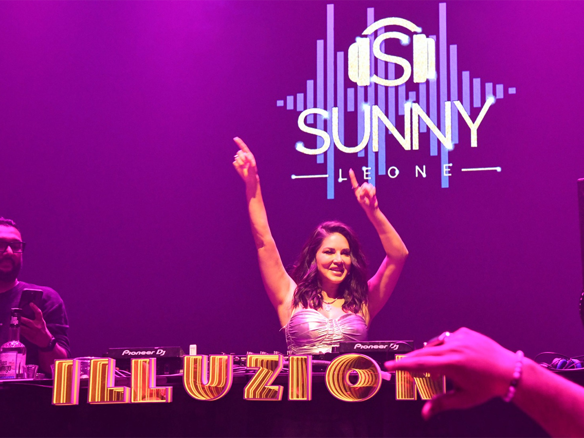 Sunny Leone Live Performence Hyderabad Photos6