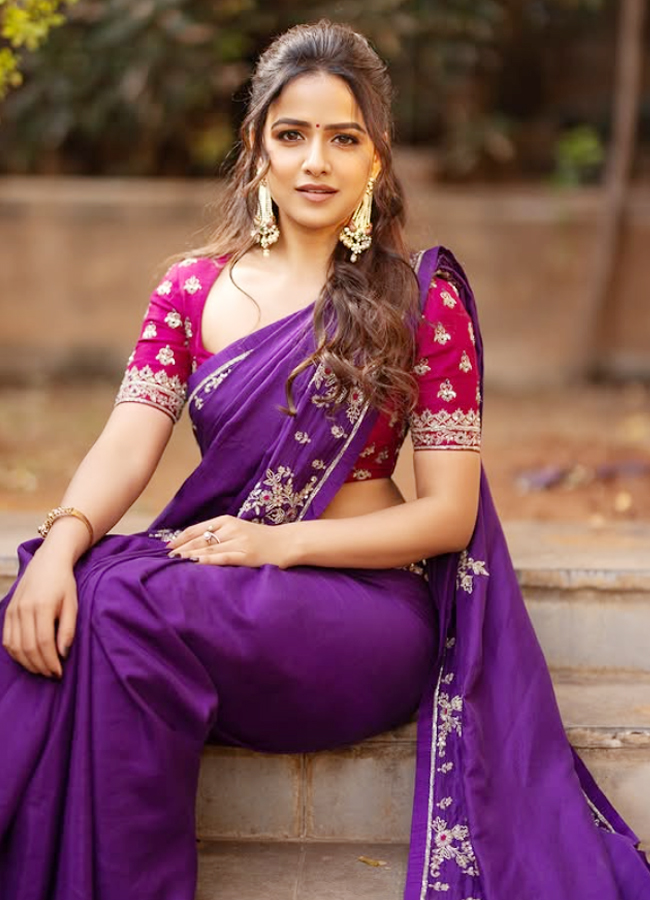 Vaishnavi Chaitanya dazzles in a classic saree9