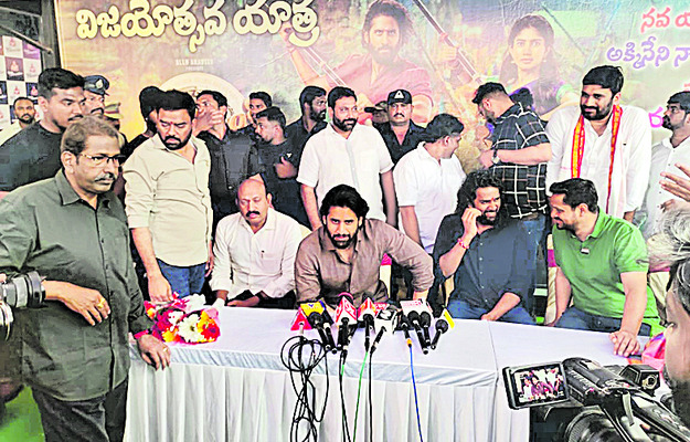 బెజవాడలో తండేల్‌  చిత్ర యూనిట్‌ సందడి 1