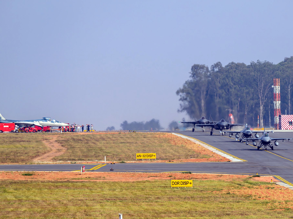 Fighter jets impress at Asias largest air show 15