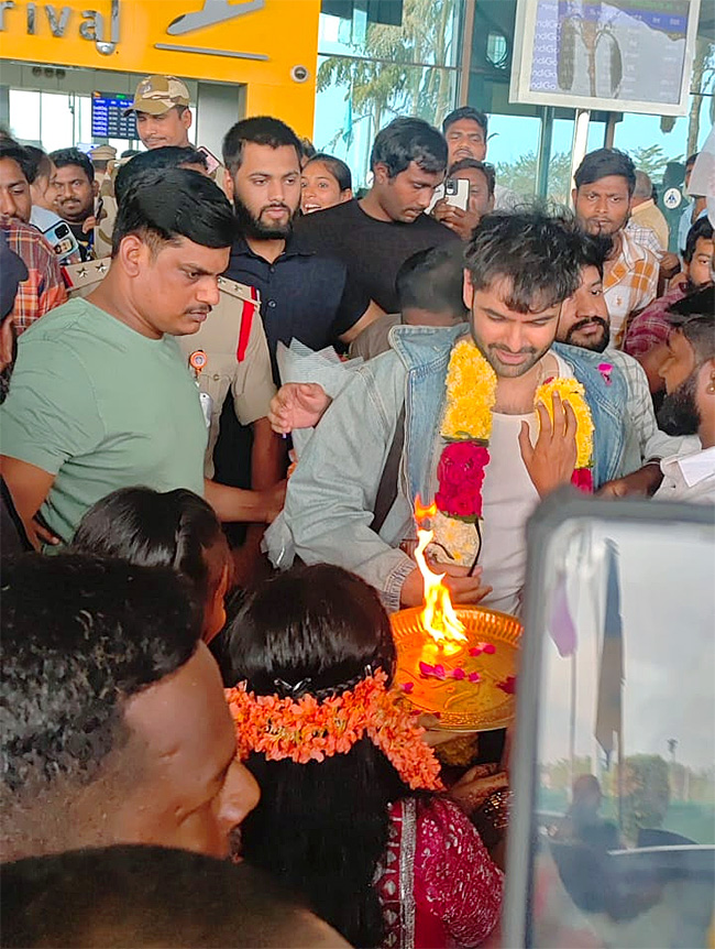 Ram Pothineni Gets Grand Welcome in Rajahmundry Photos10