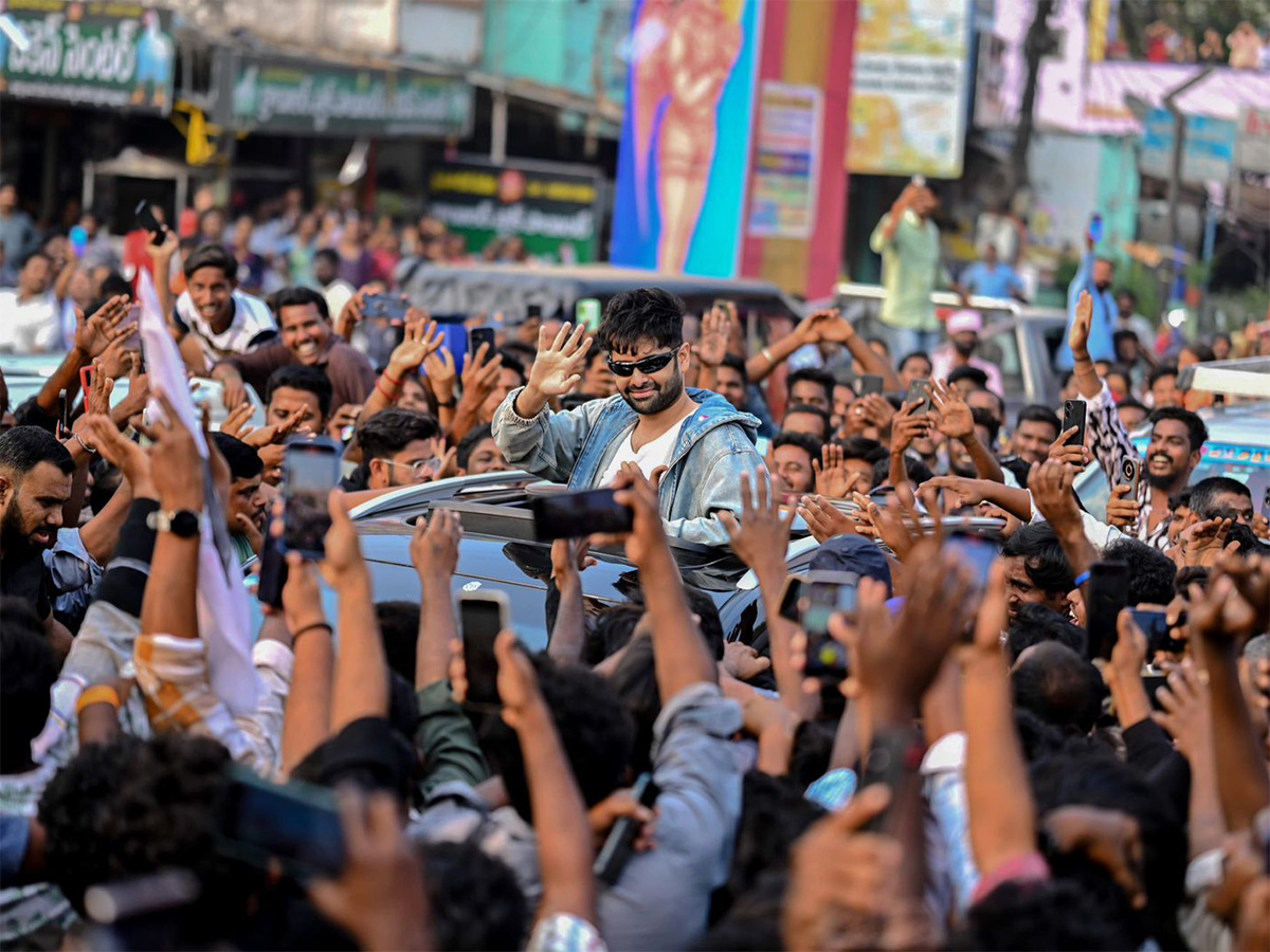 Ram Pothineni Gets Grand Welcome in Rajahmundry Photos2