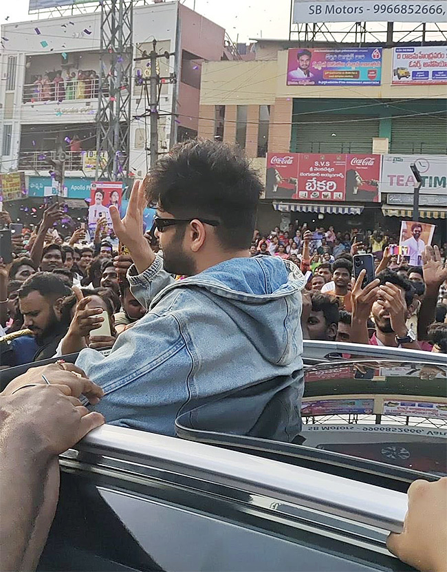 Ram Pothineni Gets Grand Welcome in Rajahmundry Photos5