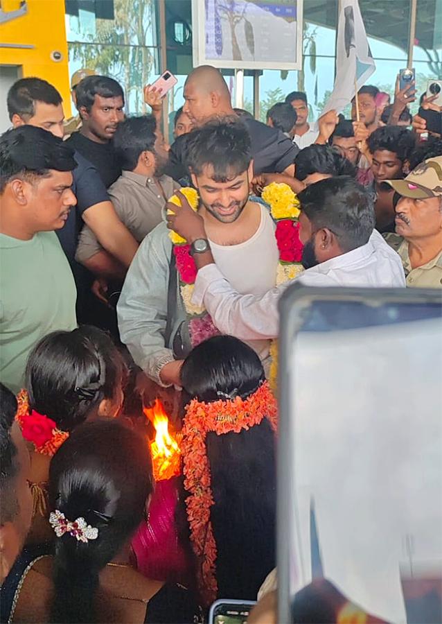 Ram Pothineni Gets Grand Welcome in Rajahmundry Photos7