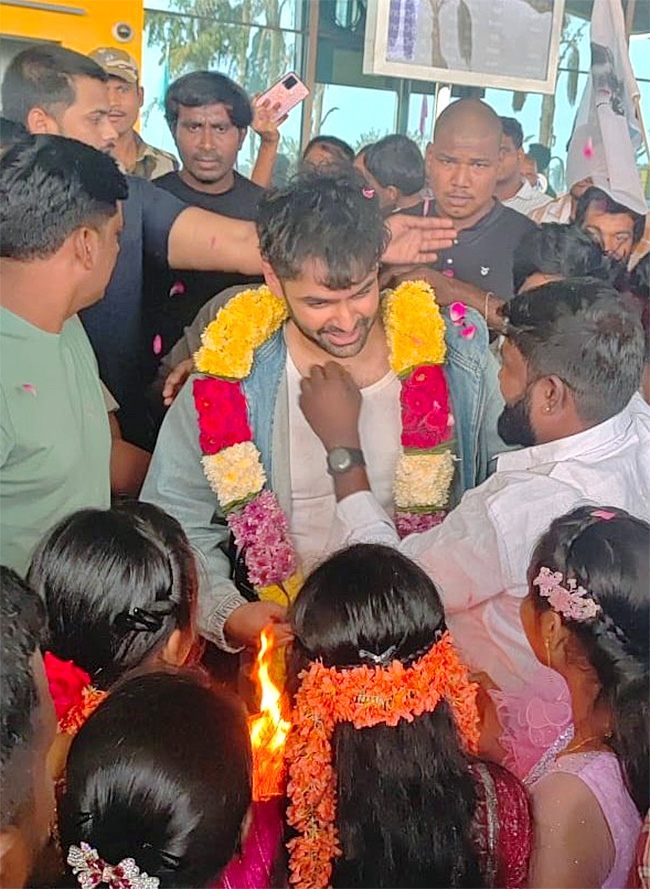 Ram Pothineni Gets Grand Welcome in Rajahmundry Photos8