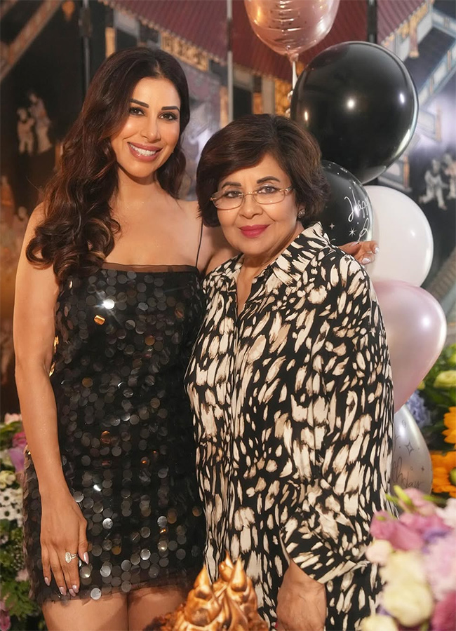 Sophie Choudry birthday is a celebration, photos goes viral4