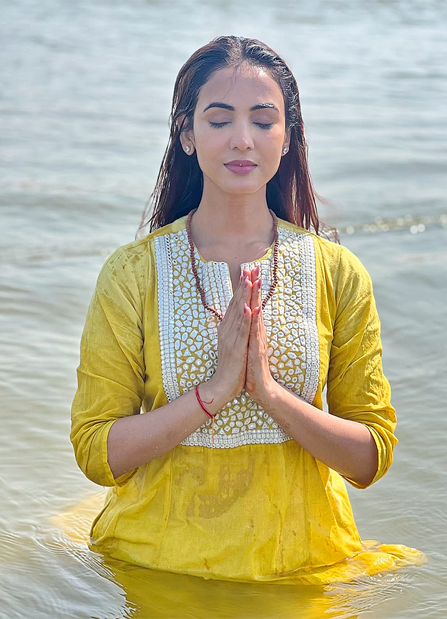 Actress Sonal Chauhan maha kumbh mela 2025 photos goes viral2