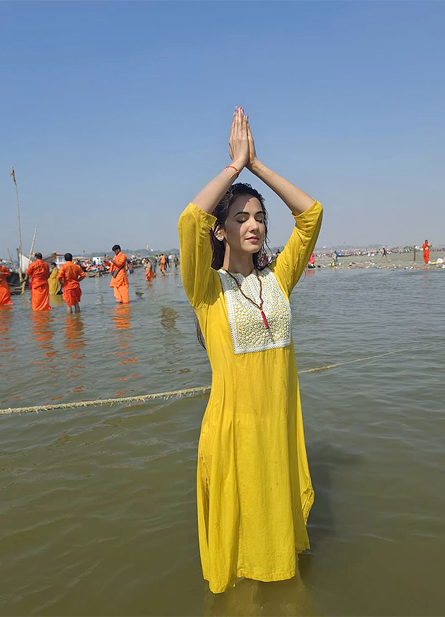 Actress Sonal Chauhan maha kumbh mela 2025 photos goes viral3