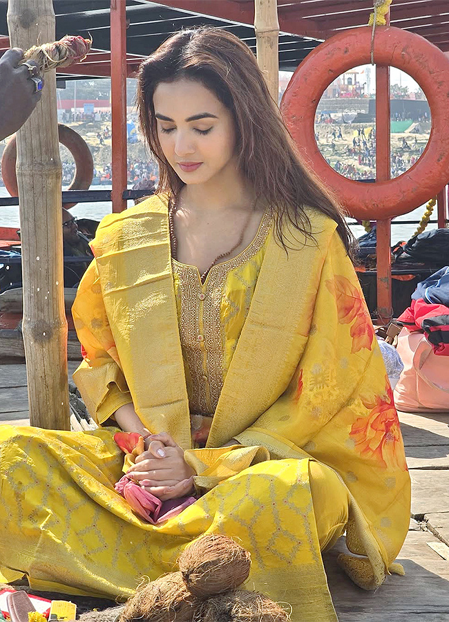 Actress Sonal Chauhan maha kumbh mela 2025 photos goes viral4