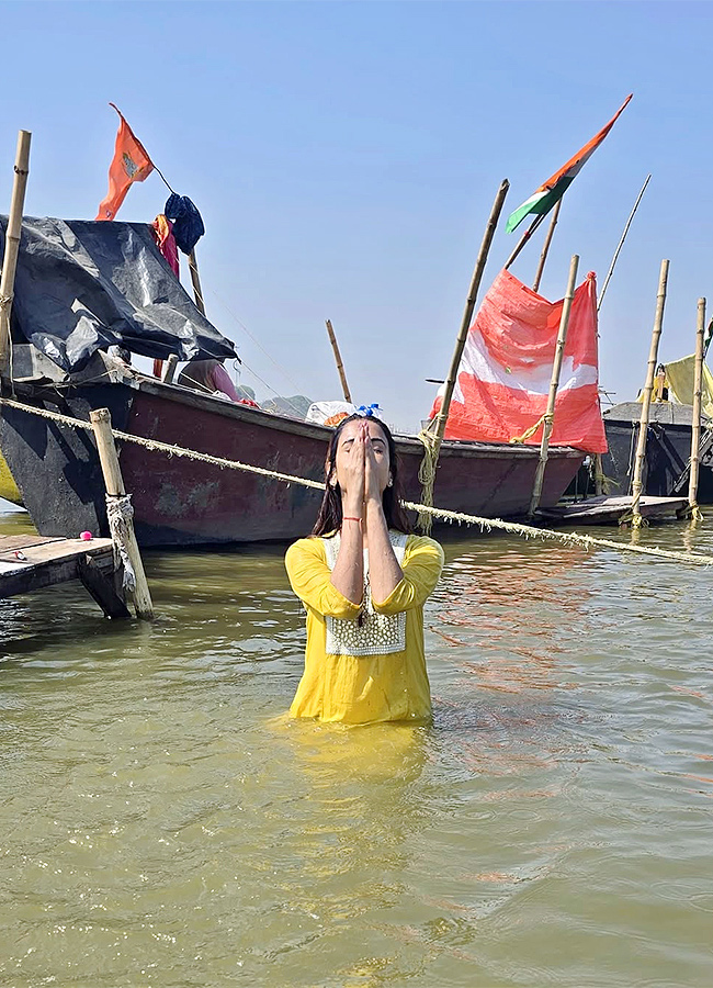 Actress Sonal Chauhan maha kumbh mela 2025 photos goes viral8