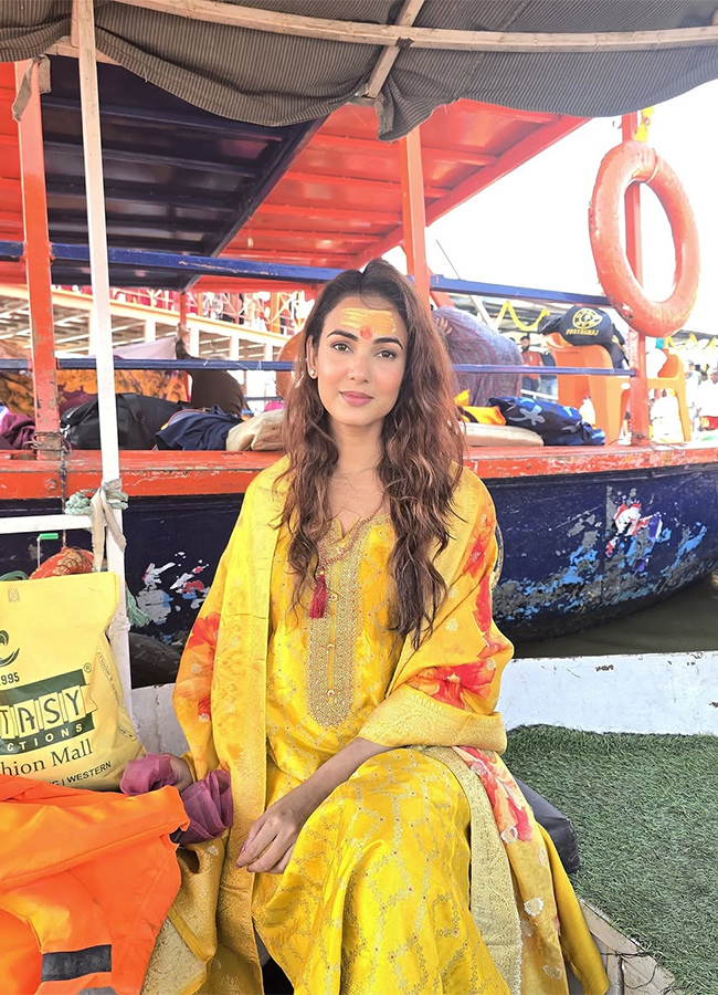 Actress Sonal Chauhan maha kumbh mela 2025 photos goes viral9