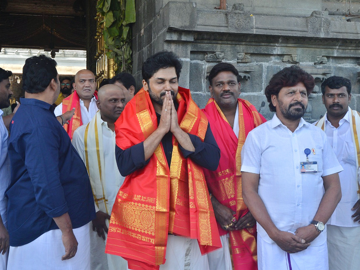 Hero Karthi With His Son Visits Tirumala Photos2