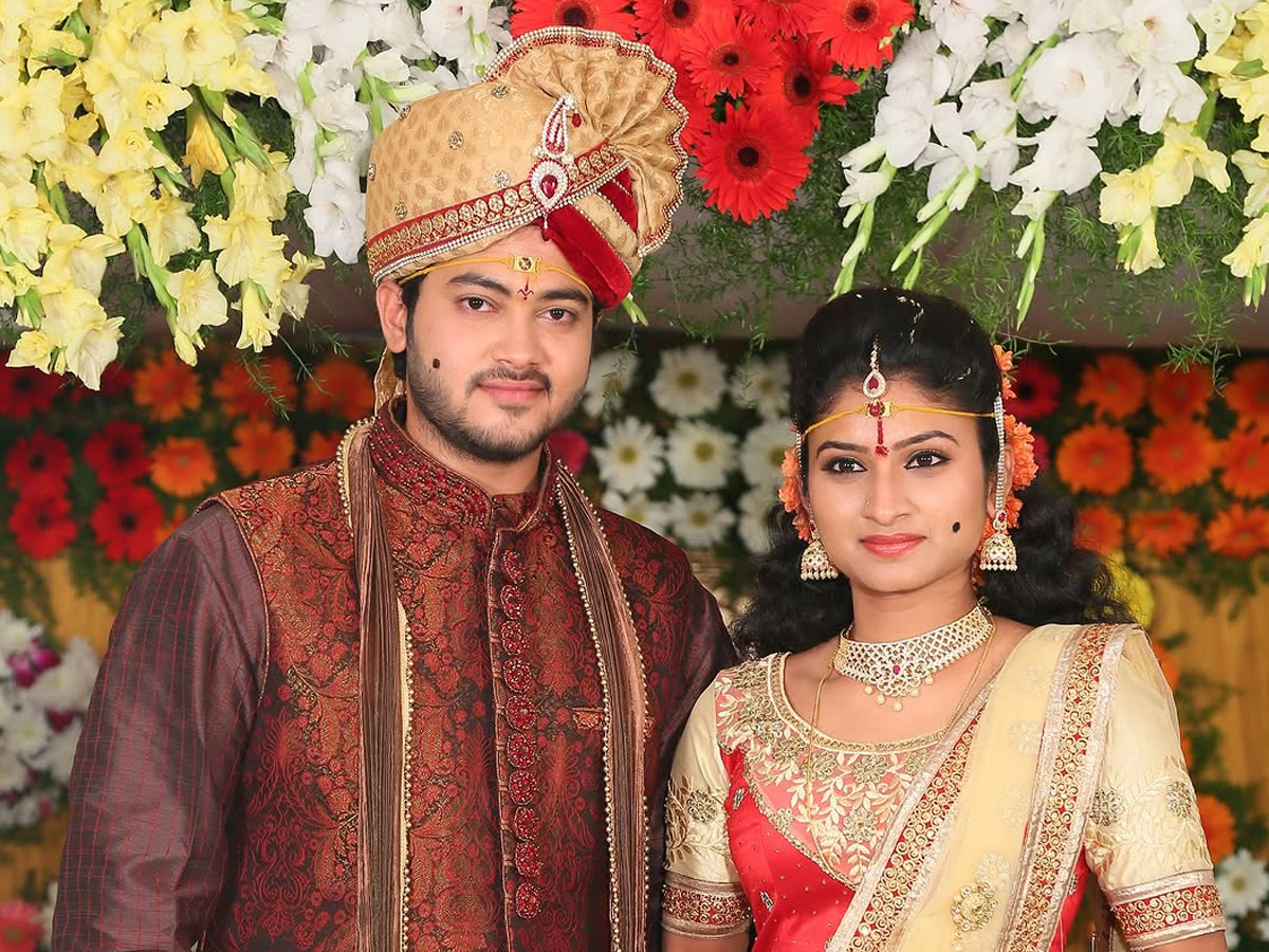 Tv Actress Vishnu Priya Wedding Anniversary Photos2