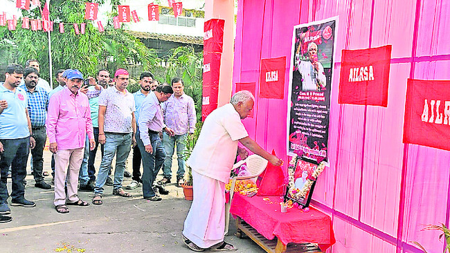 రన్నింగ్‌ స్టాఫ్‌ సమస్యలు పరిష్కరించాలి1