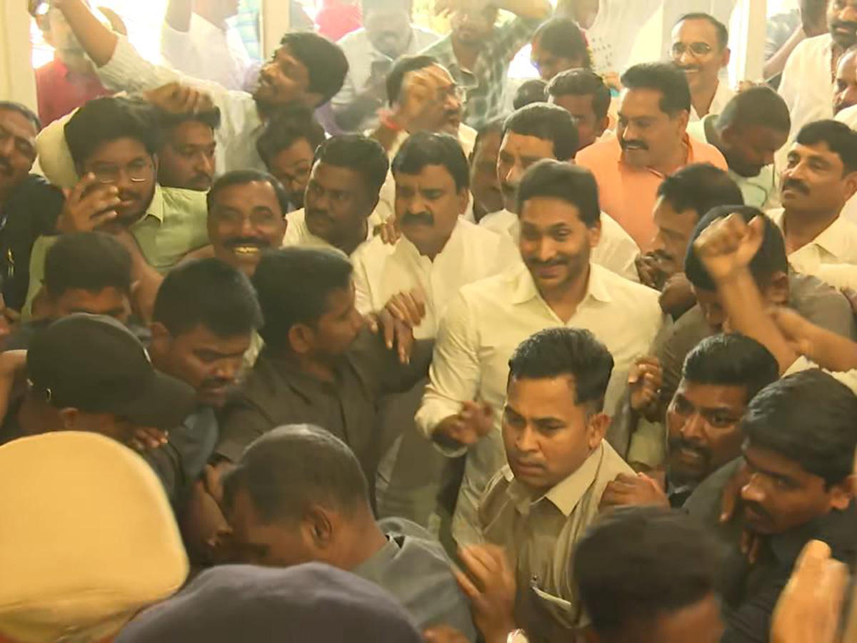 YS Jagan at MLC Ramachandra Reddy son Sudheer wedding reception11