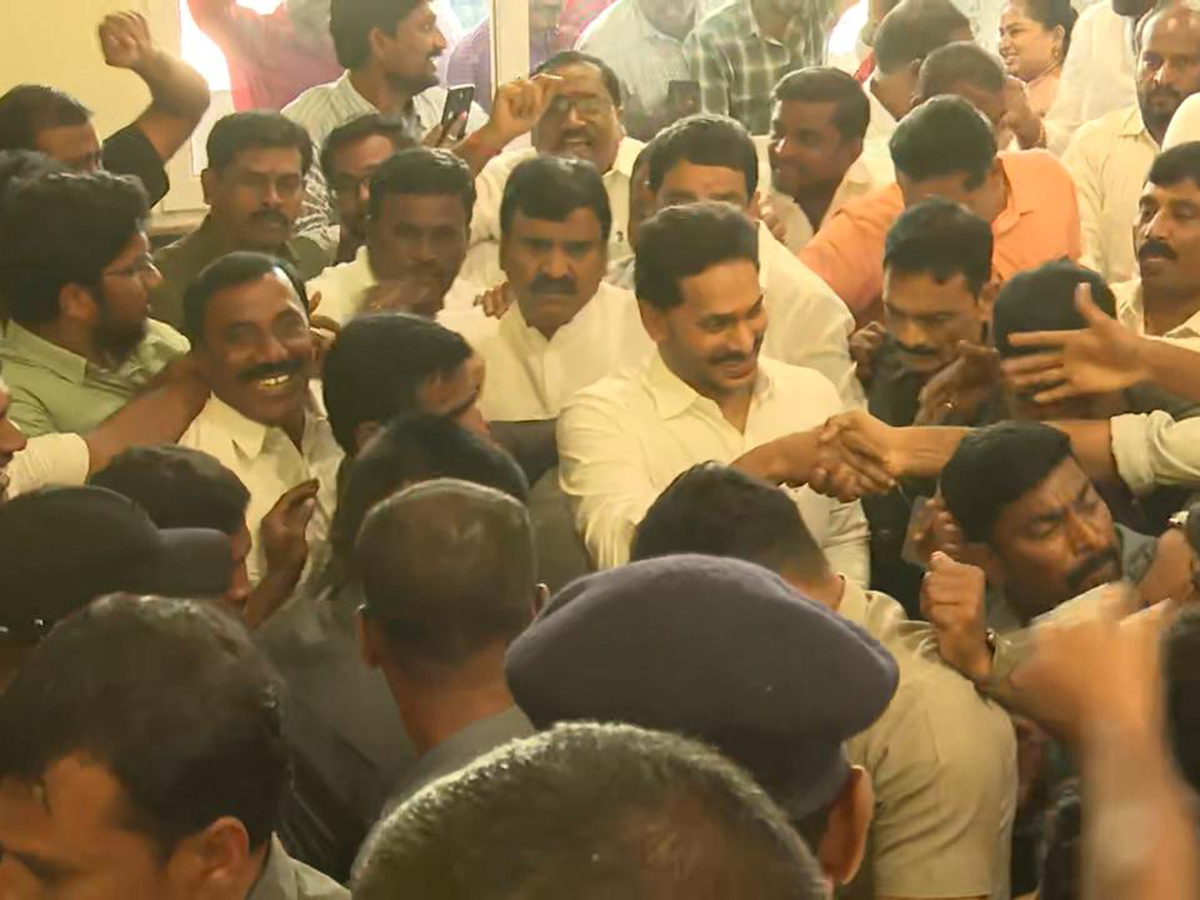 YS Jagan at MLC Ramachandra Reddy son Sudheer wedding reception12