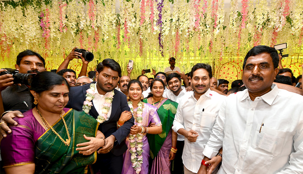 YS Jagan at MLC Ramachandra Reddy son Sudheer wedding reception4