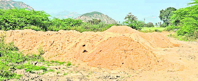 చంద్రగిరిలో రెచ్చిపోతున్న ఇసుక మాఫియా
1