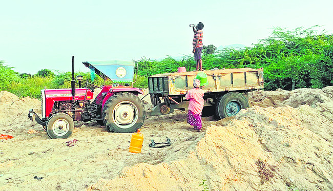 చంద్రగిరిలో రెచ్చిపోతున్న ఇసుక మాఫియా
3