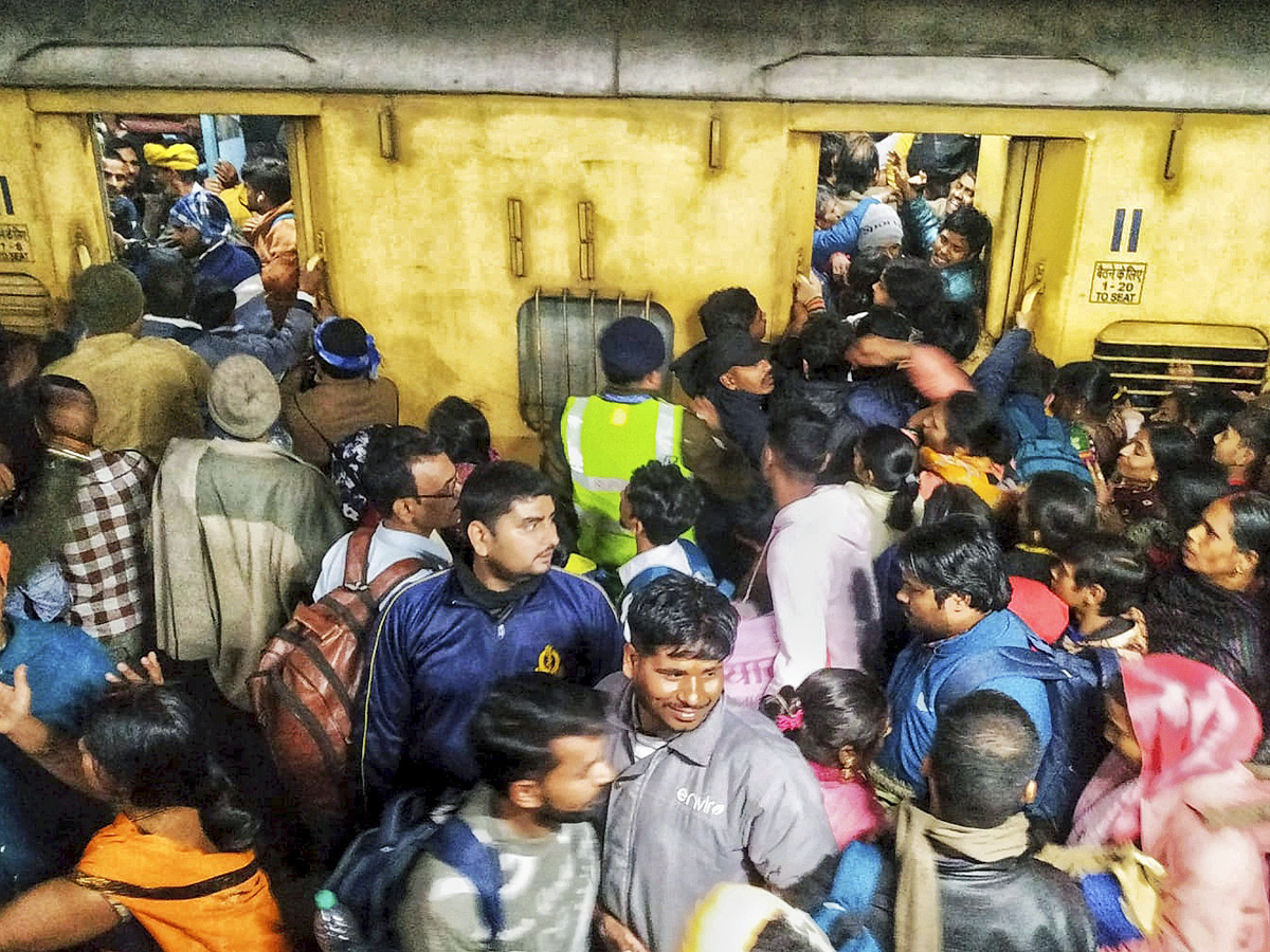 Delhi Railway Station Stampede Photos1