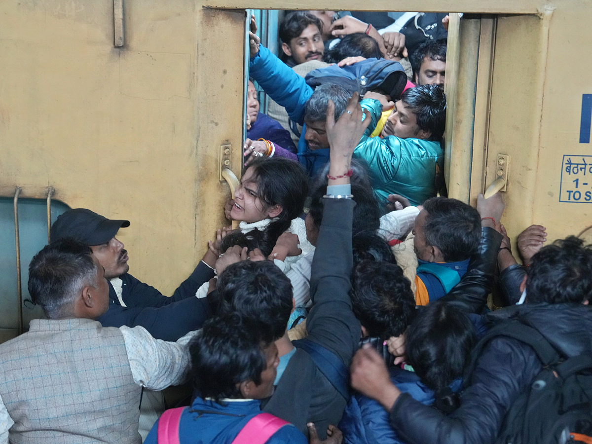 Delhi Railway Station Stampede Photos10