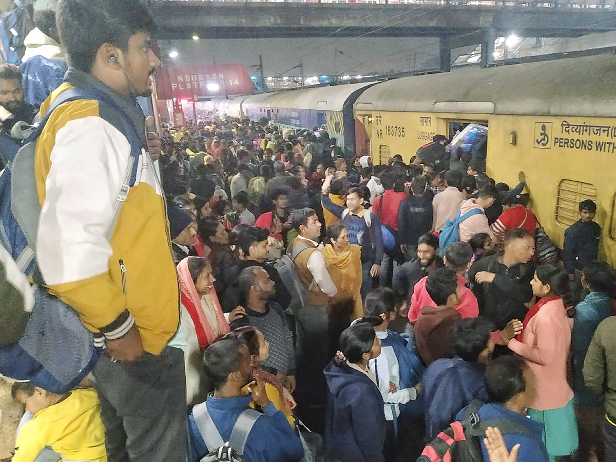 Delhi Railway Station Stampede Photos11