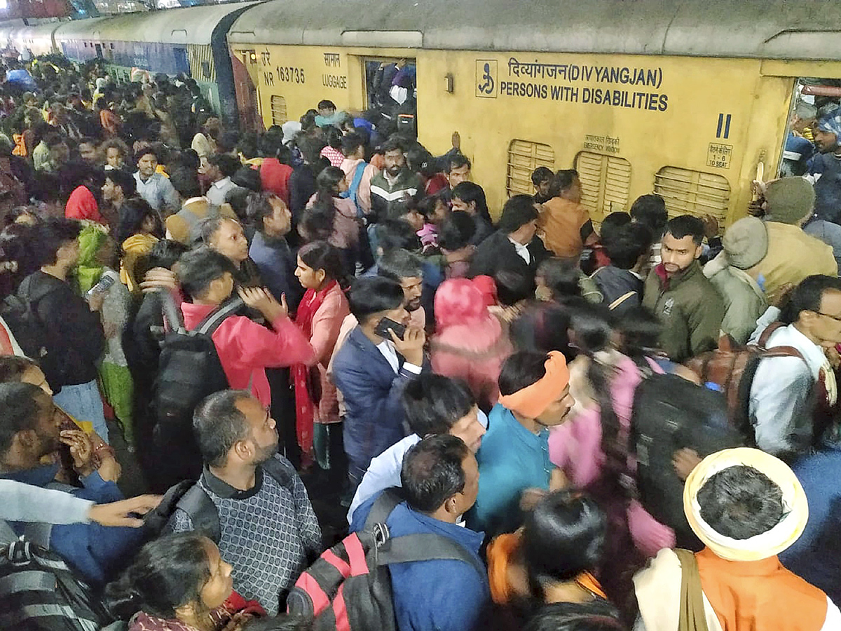 Delhi Railway Station Stampede Photos12